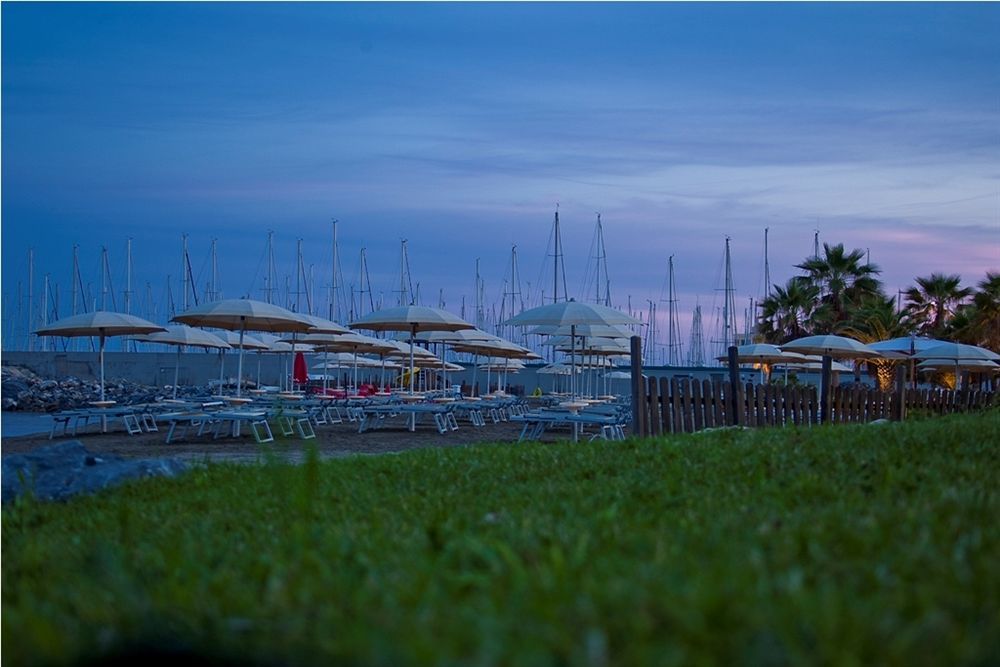 Aregai Marina Hotel & Residence Santo Stefano al Mare Exteriör bild